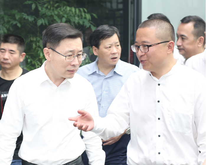 图1 杭州市委常委、宣传部部长戚哮虎(左)与亚搏app登陆董事长贾波(右)亲切交谈.png 图1 杭州市委常委、宣传部部长戚哮虎(左)与亚搏app登陆董事长贾波(右)亲切交谈.png